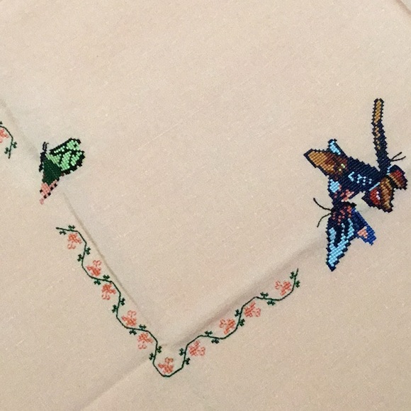 Vintage Embroidered Linen Table Cloth/Napkins 4 pc - Picture 5 of 6